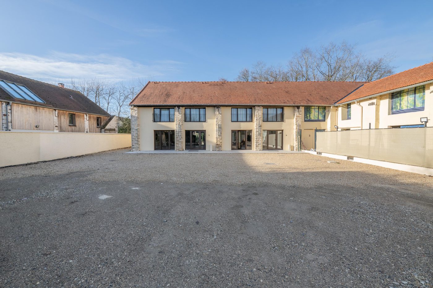 Machault après travaux : la grange transformée en logements, vue depuis la cour