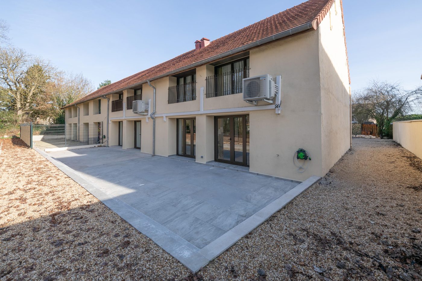 Machault après travaux : terrasses au pied des logements