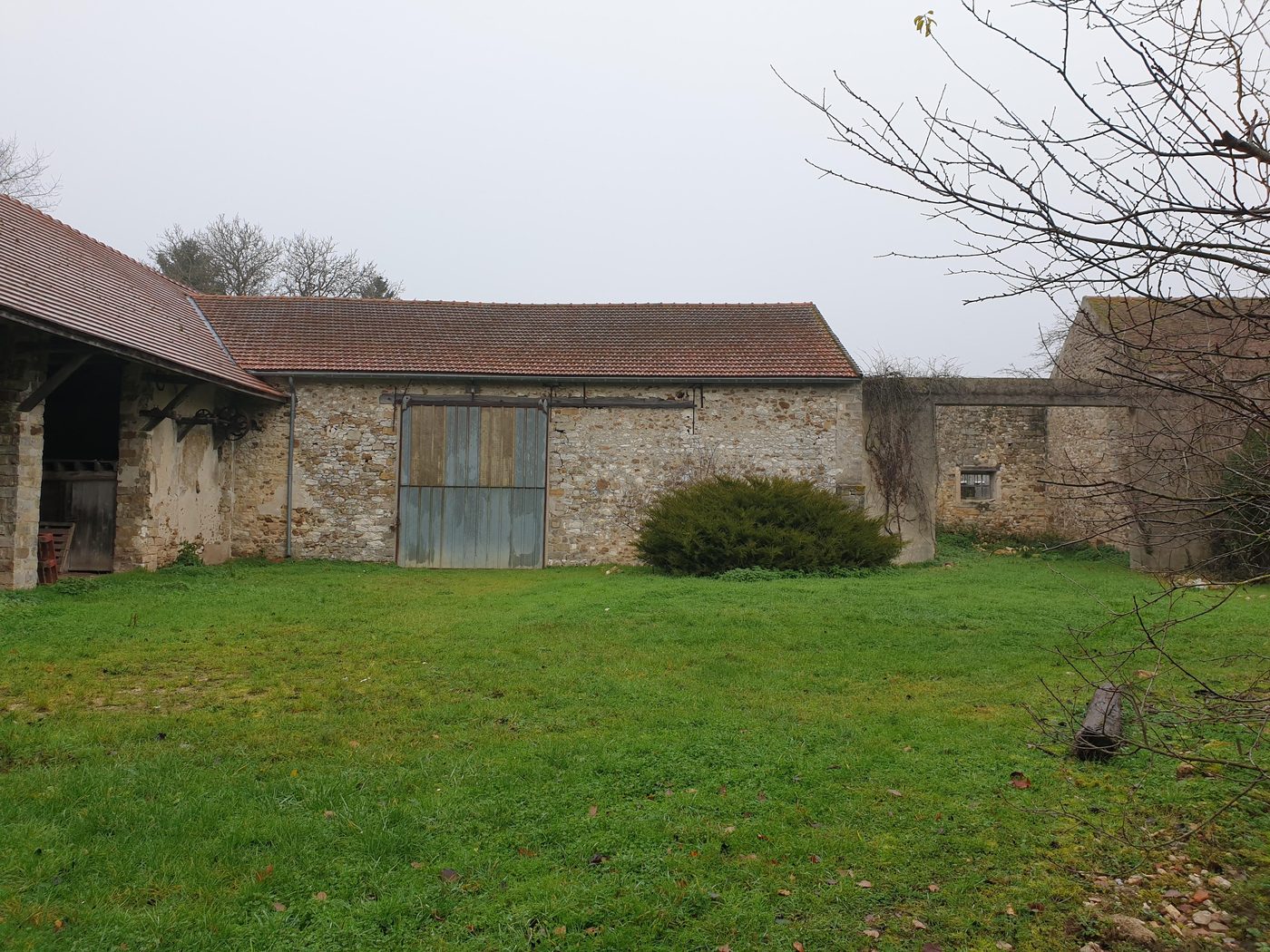 Machault avant travaux : la cour et la grange