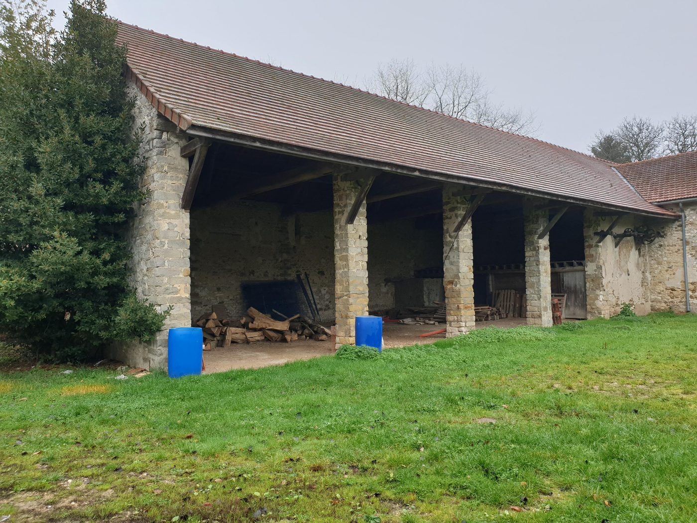 Machault avant travaux : la grange ouverte sur arcades