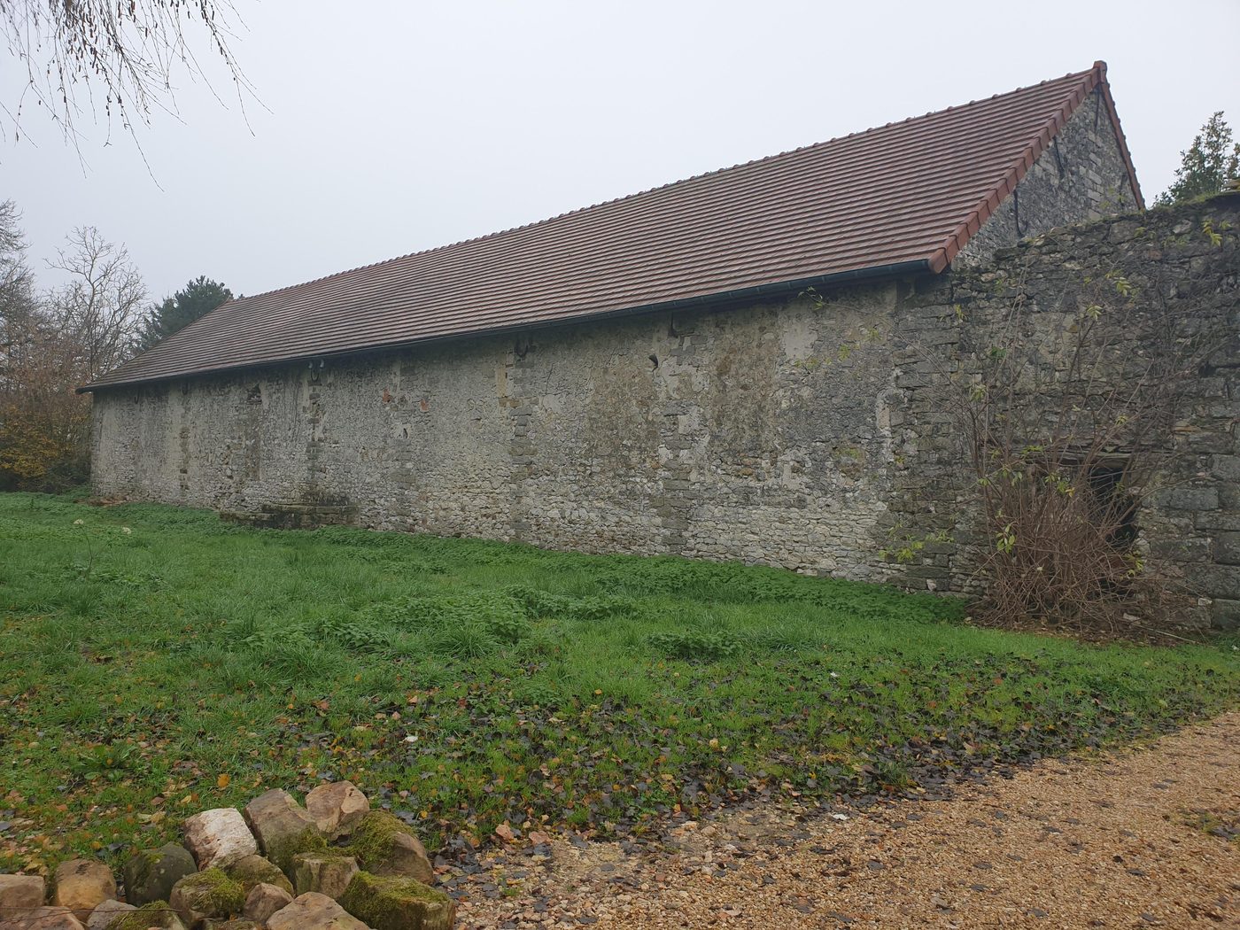 Machault avant travaux : le long mur de la grange côté jardin