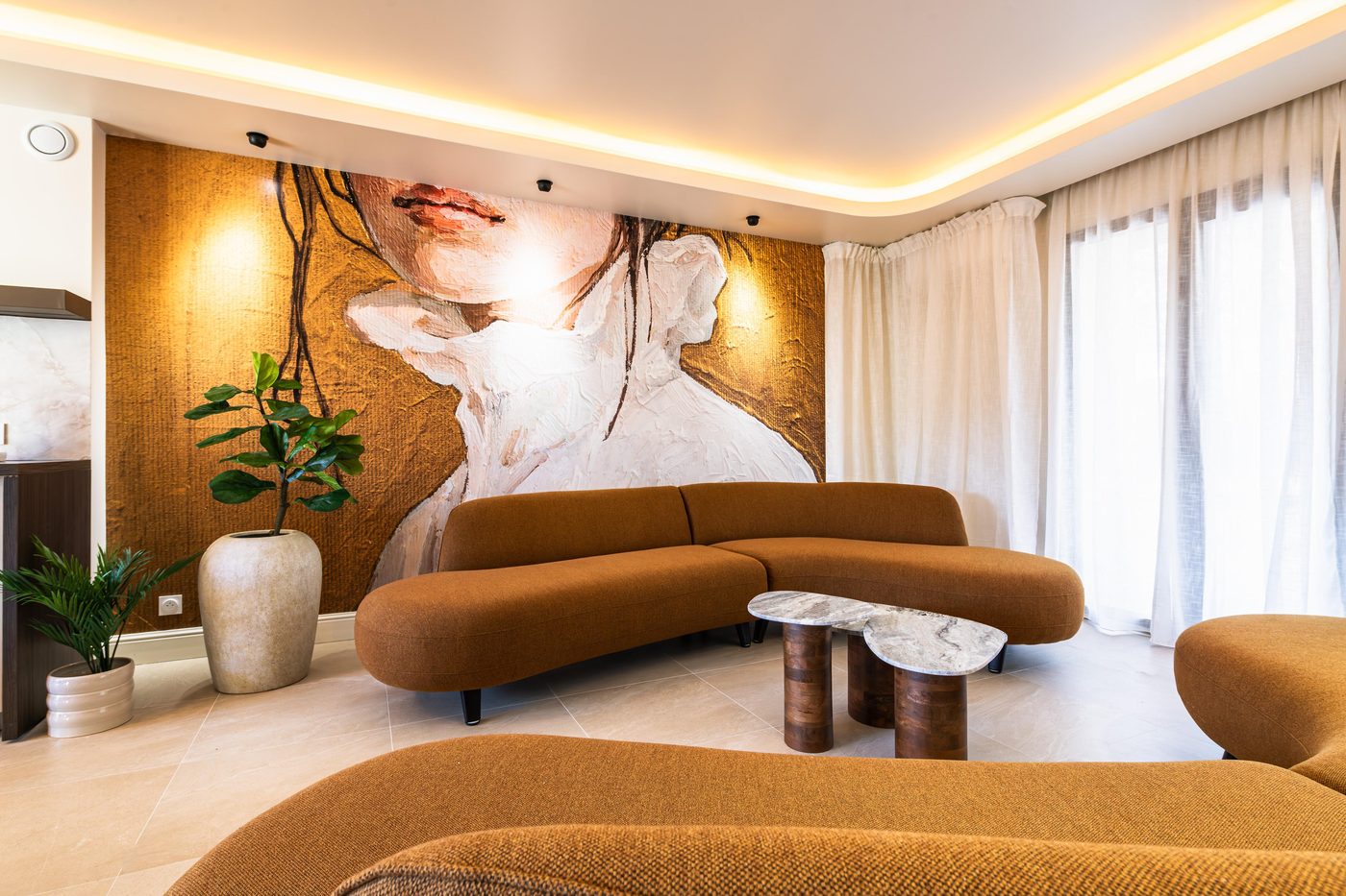 Machault, salon d'un logement ouvert sur le jardin