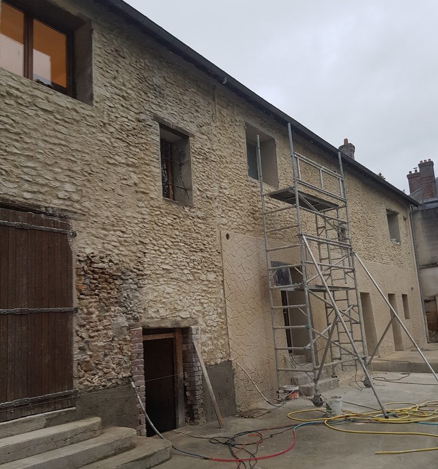 Mortcerf, façade en pierre pendant le ravalement