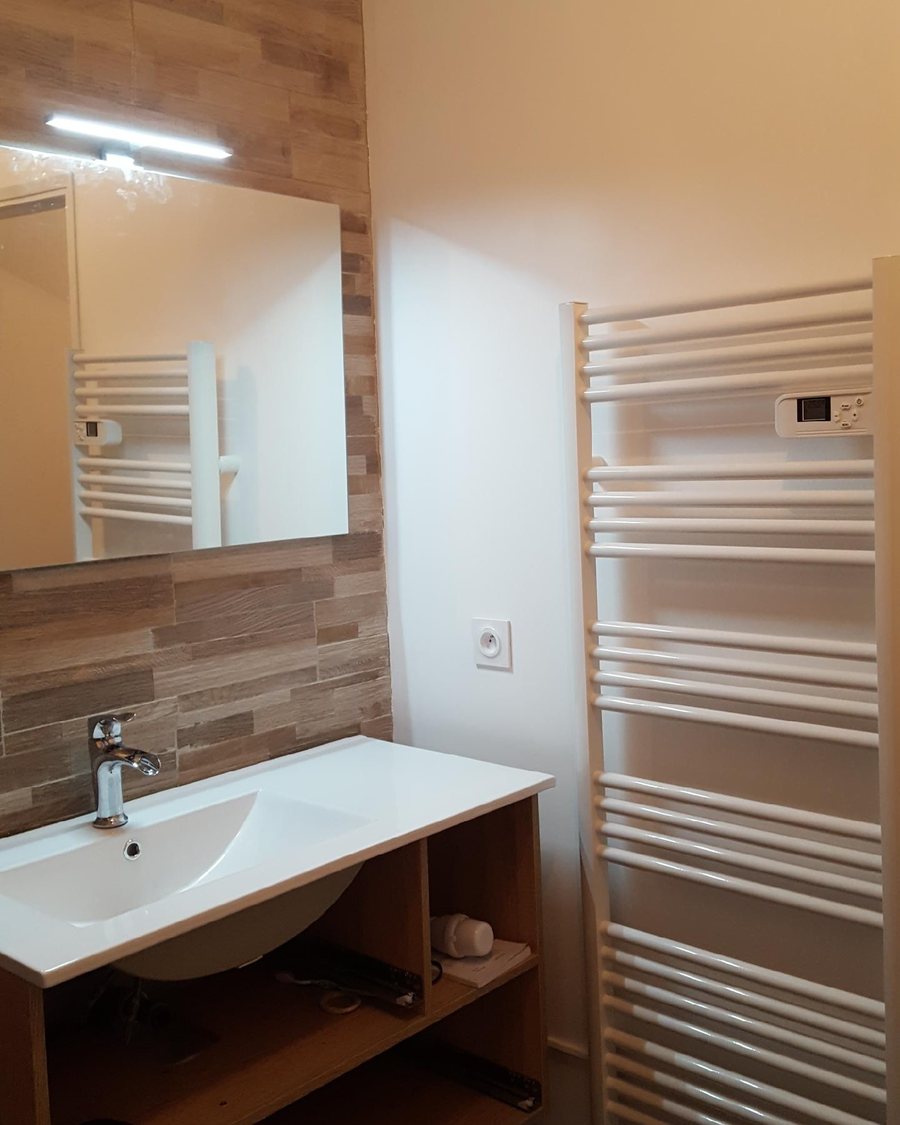 Mortcerf, salle d'eau d'un logement avec vasque, miroir et sèche-serviettes