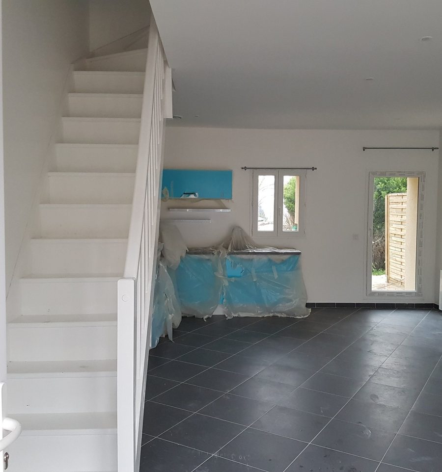 Mortcerf, séjour et cuisine d'un logement avec escalier