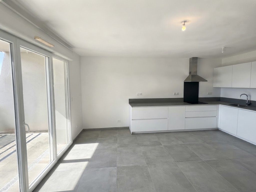 Presles, séjour d'un logement ouvert sur une terrasse par une grande baie vitrée