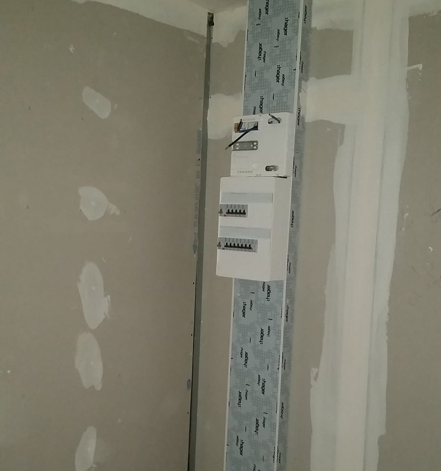 Presles, cloisons et tableau électrique d'un logement